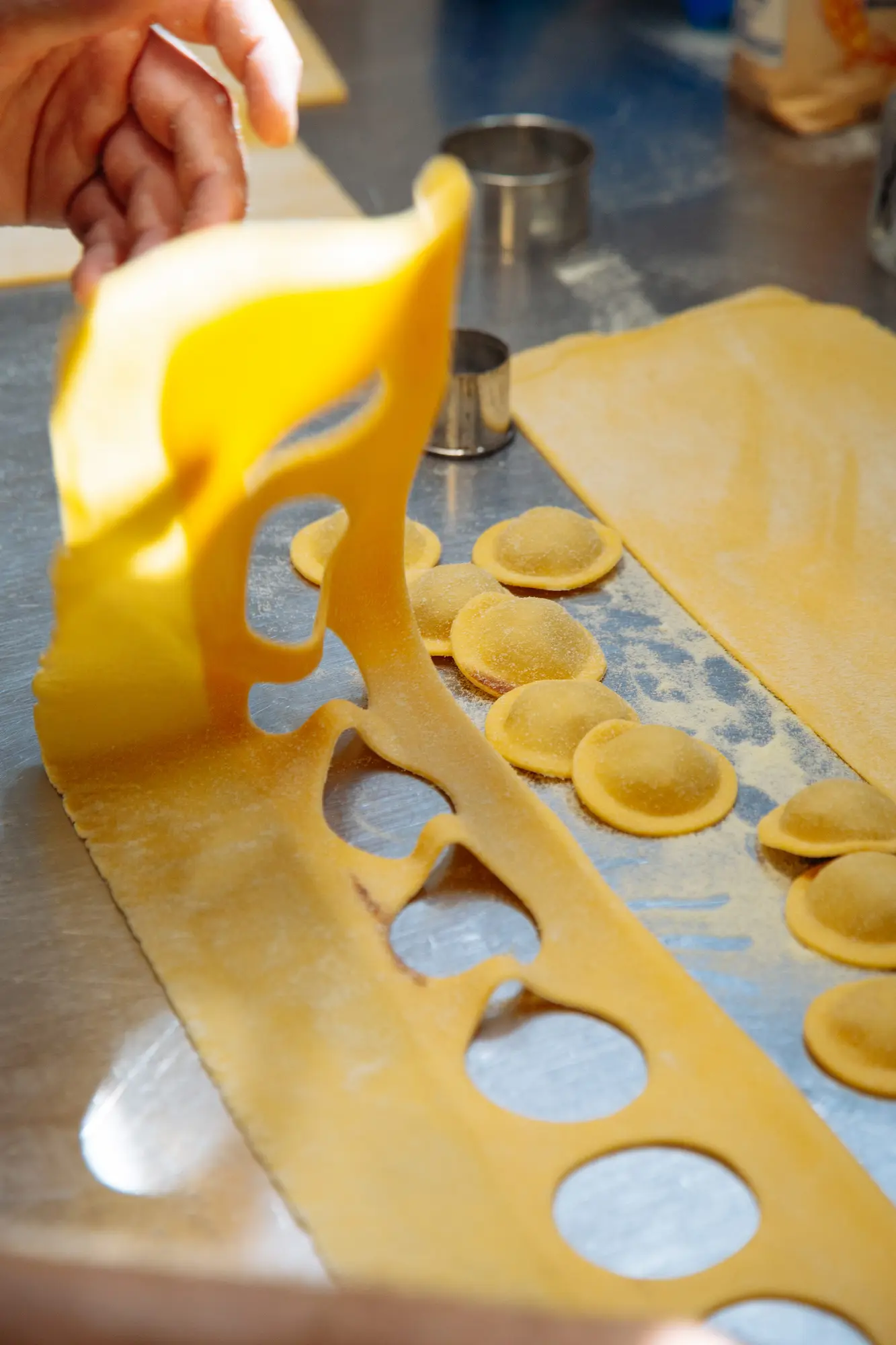 Preparazione della pasta fresca ripiena fatta a mano nella cucina del Ristorante Unico di Cantù.