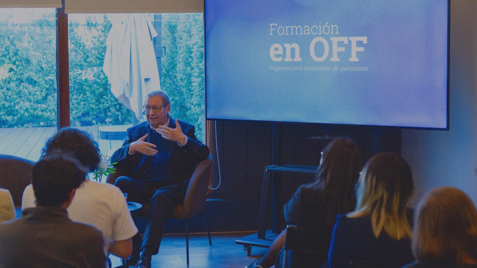 Portada de Formación en OFF, programa de formación de IdeaPaís, mostrando a universitarios que escuchan la charla que ofrece el periodista Ascanio Cavallo. 