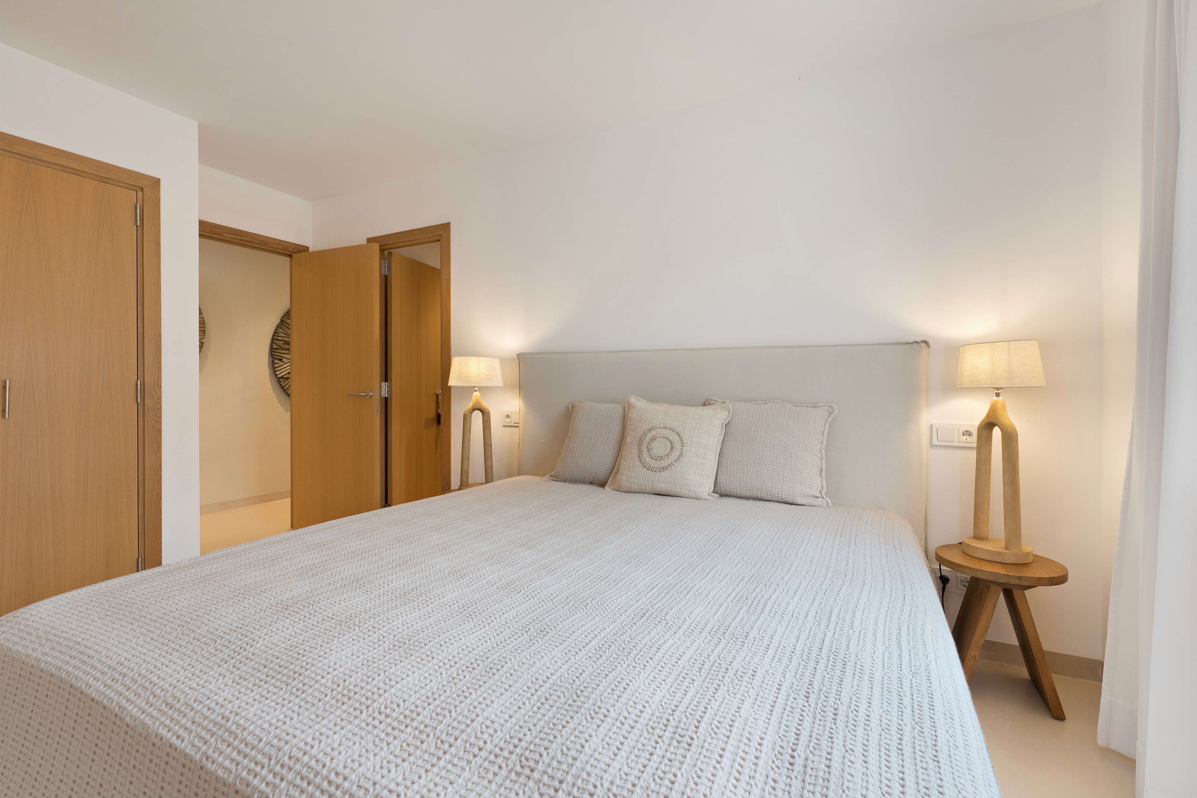 Schlafzimmer im Beachhouse in Ses Covetes mit neutralen Farben, weichen Textilien und ruhiger Atmosphäre
