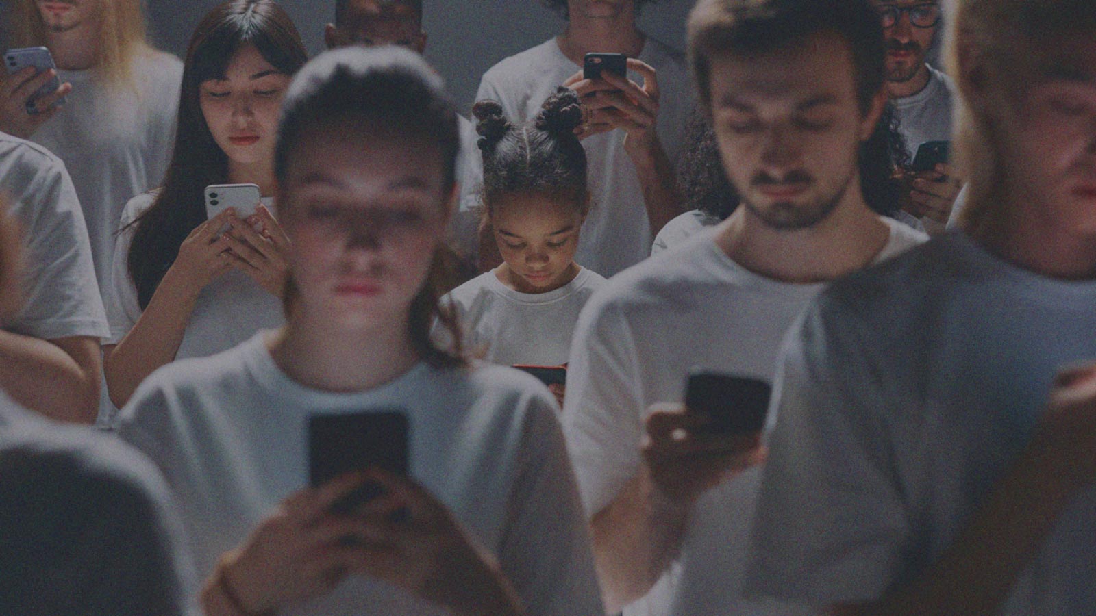 Foto que muestra a hombres y mujeres de distintas edades sosteniendo celulares en sus manos, en la columna de opinión Capitalismo límbico de IdeaPaís.
