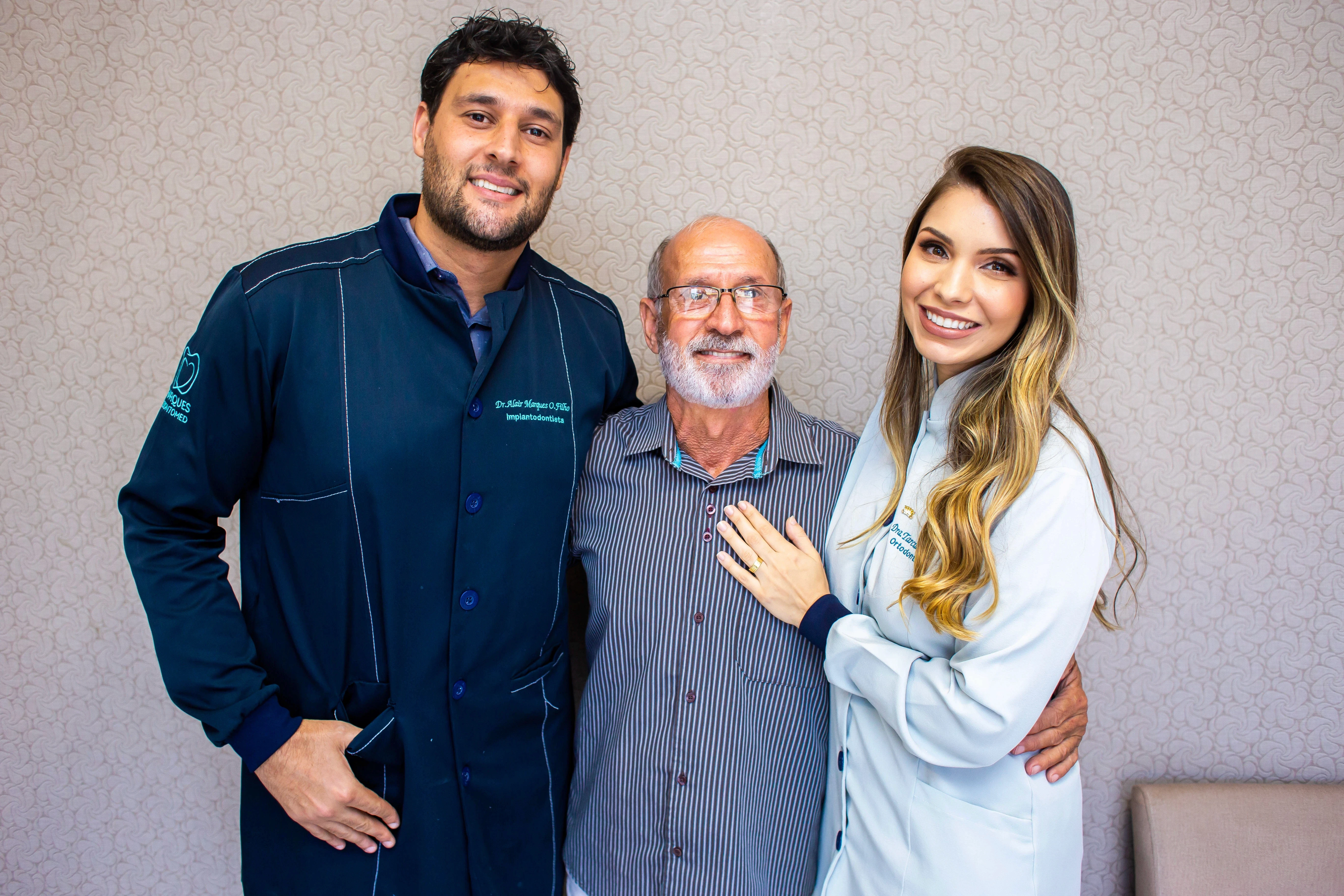 Foto do Dr. Alair Marques Filho em um procedimento de implante dentário