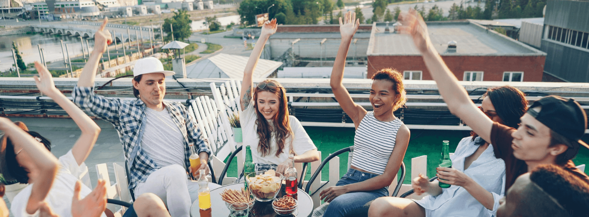 Jeune sur un rooftop en soirée