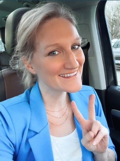 ein selfie von einer blonden frau