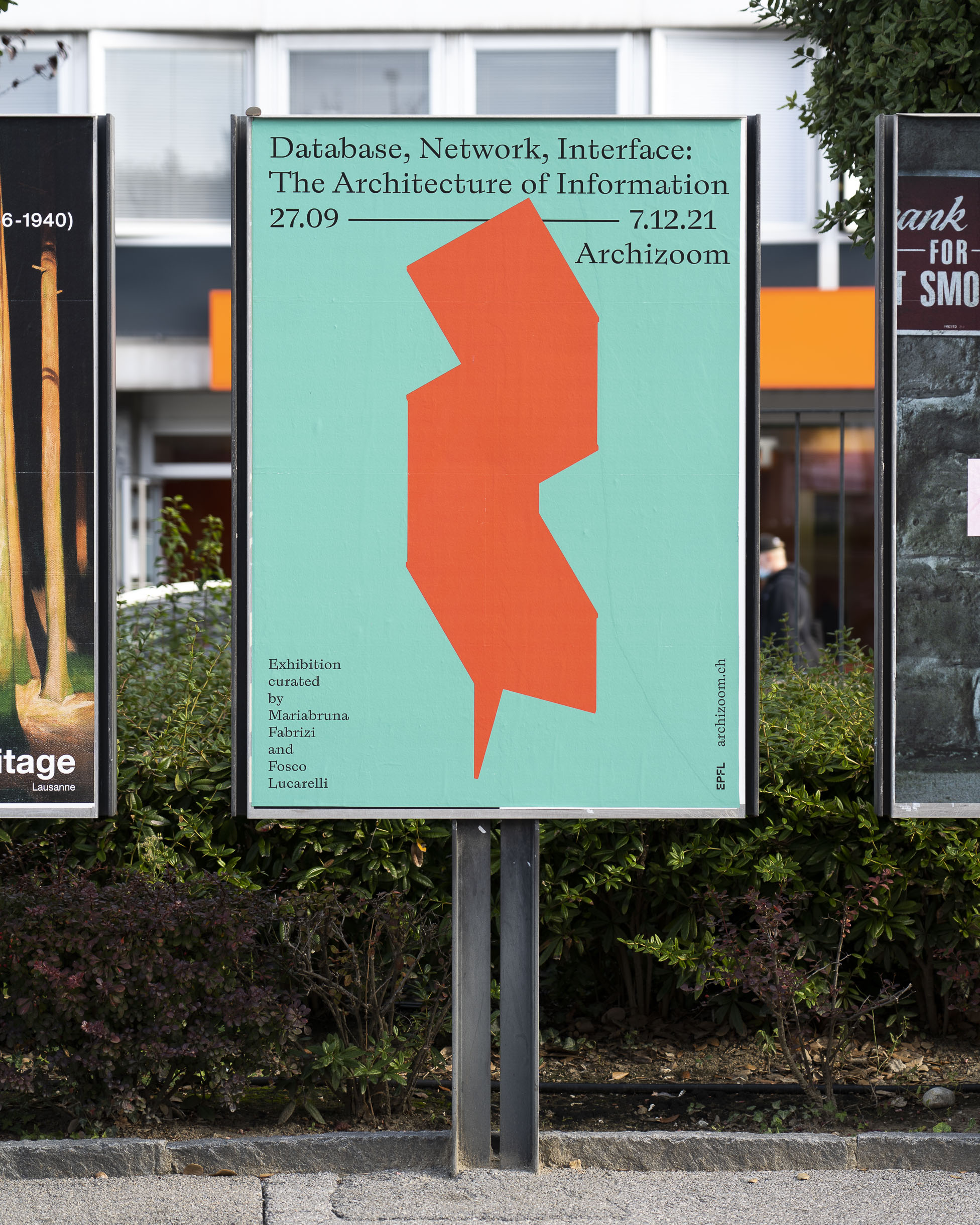 Photo de face d'une affiche en ville de Lausanne montrant l'affiche de l'exposition Archizoom EPFL