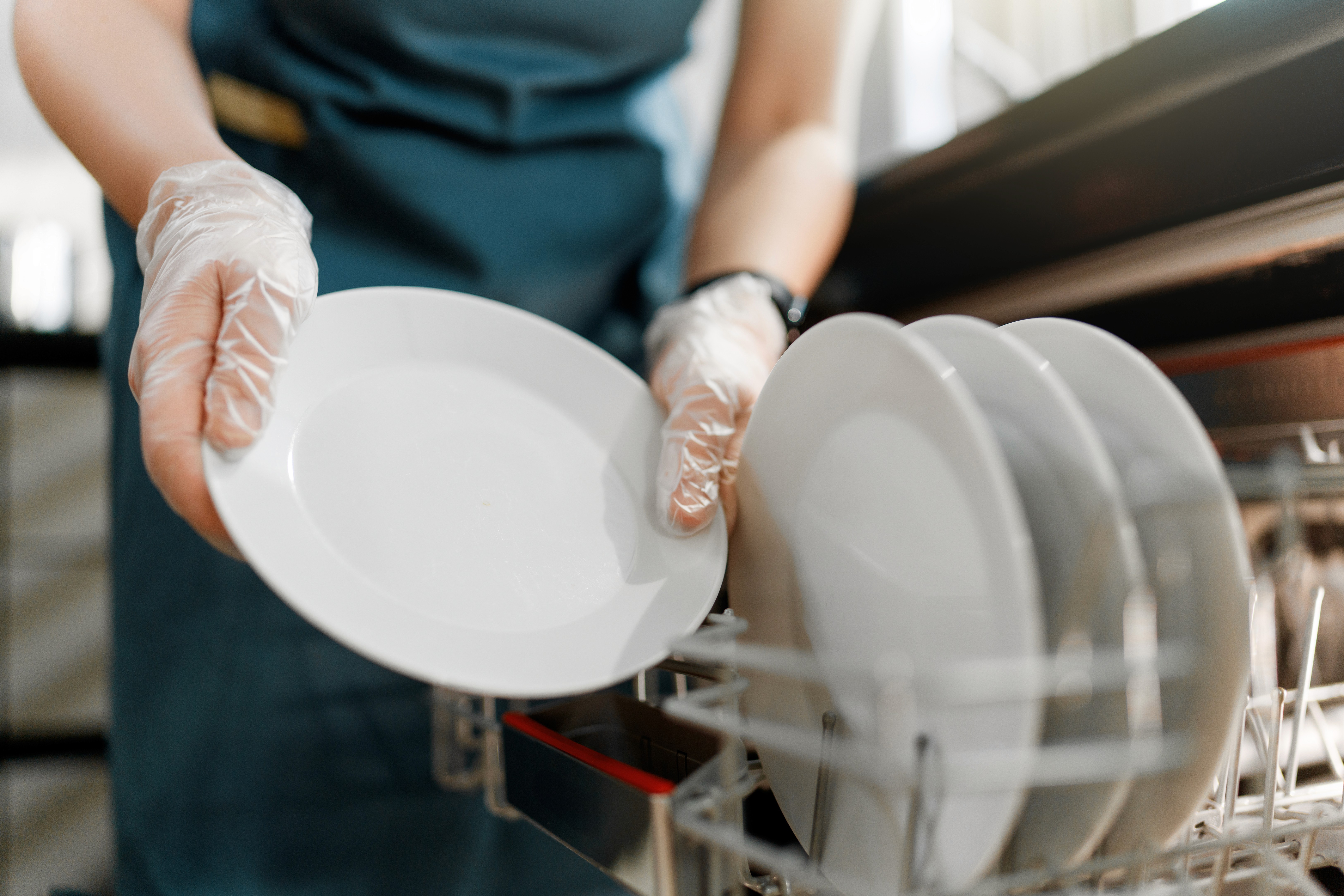 Professionelle Bodenreinigung mit Dampfreiniger durch einen Reinigungsmitarbeiter.