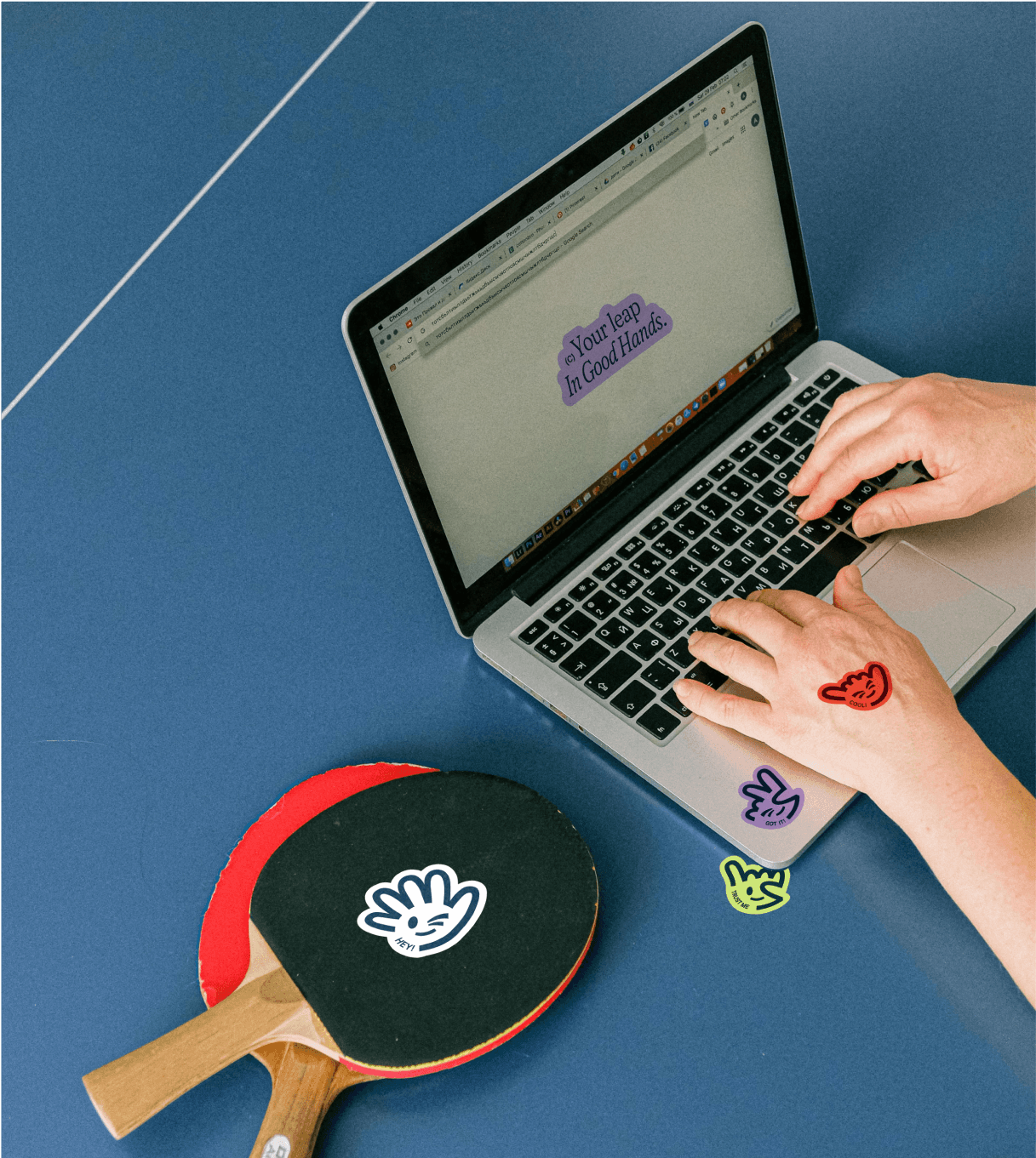 Mesa y palas de ping-pong con stikers de Mati