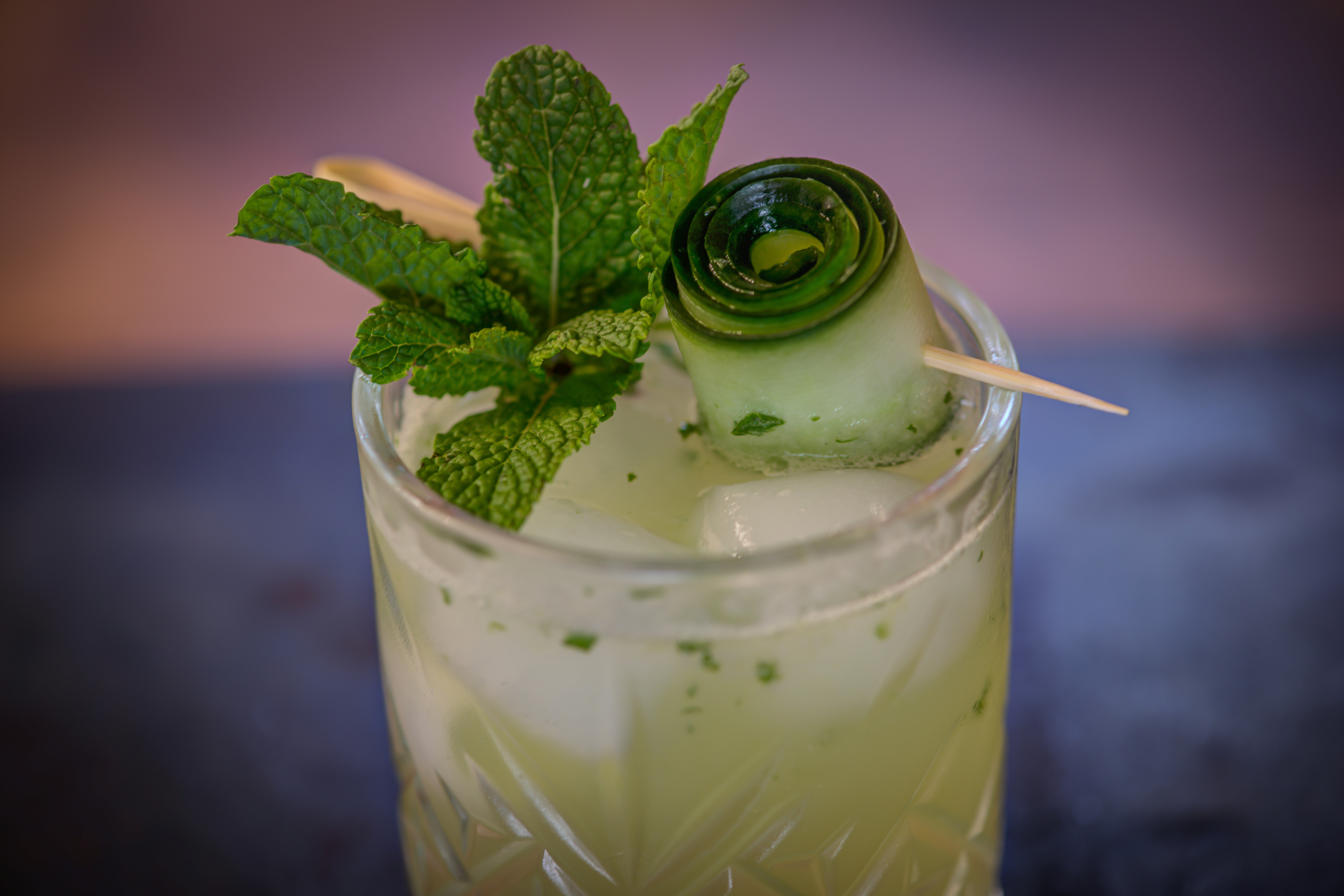 Un mocktail verre avec de la menthe et du concombre