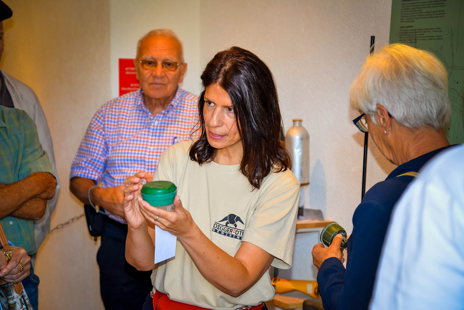 Explication sur les différentes mines exposées lors de la visite.