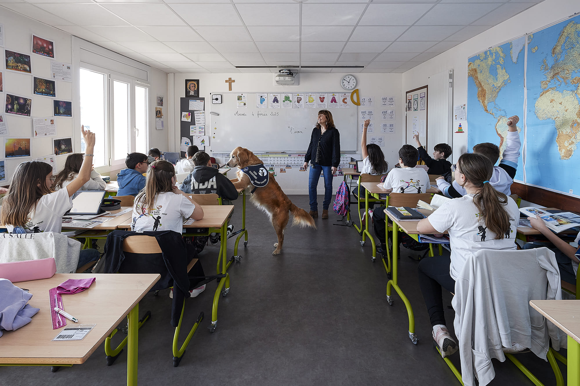 Marie Gabrielle accompagnée de son chien d’assistance Oural, photographiées par Frédéric Bourcier au Collège La Salle à Pringy dans le cadre d’un reportage documentaire social pour Handi’Chiens.