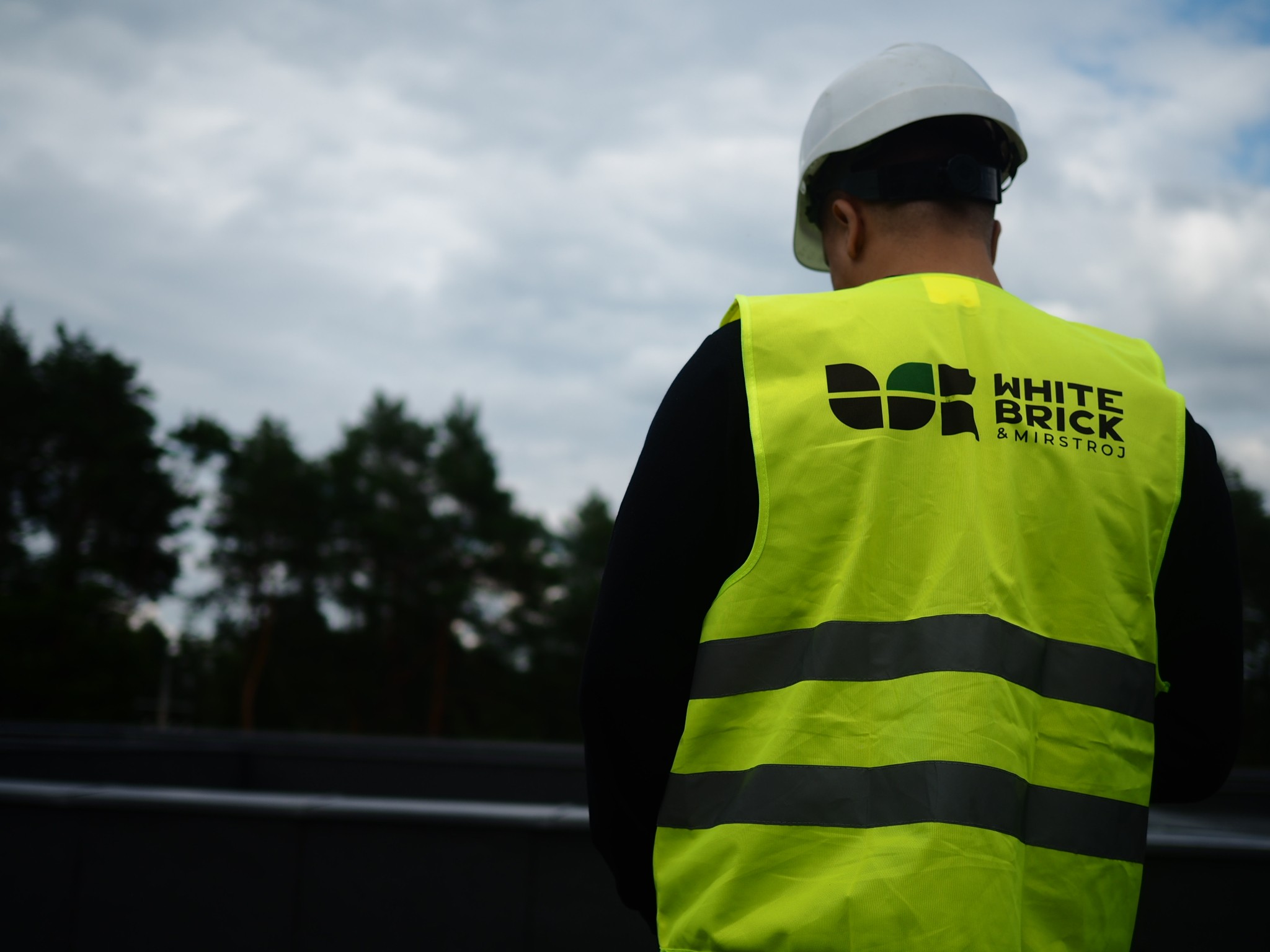 Panorama Starego Miasta w Warszawie z flagą Polski – symbol ogólnopolskich realizacji WhiteBrick