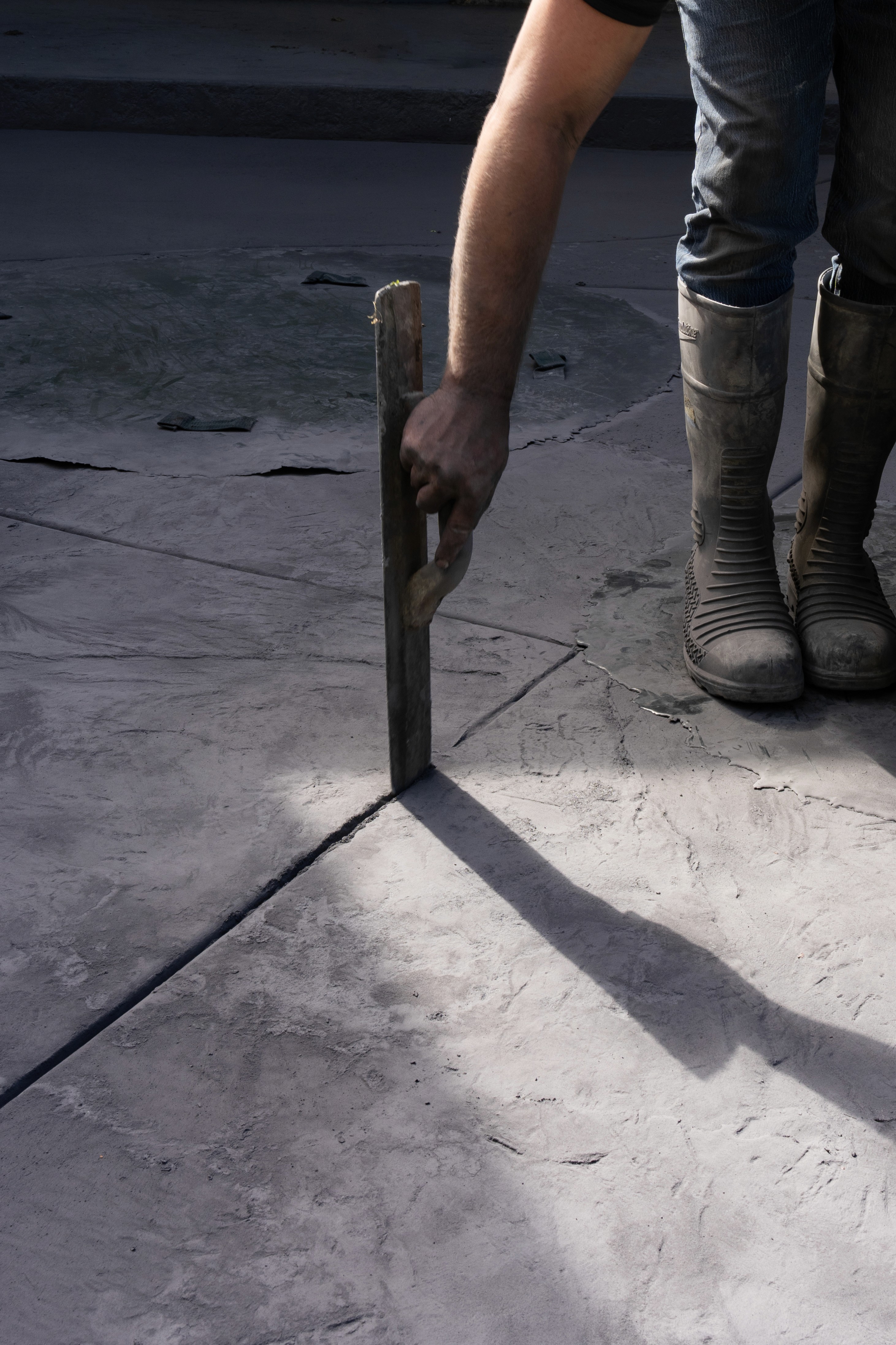 Batch.Works logo over a photo of a box of 3D printed objects