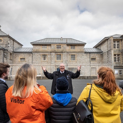 一群游客正在参加舍普顿马利特监狱的导览参观。