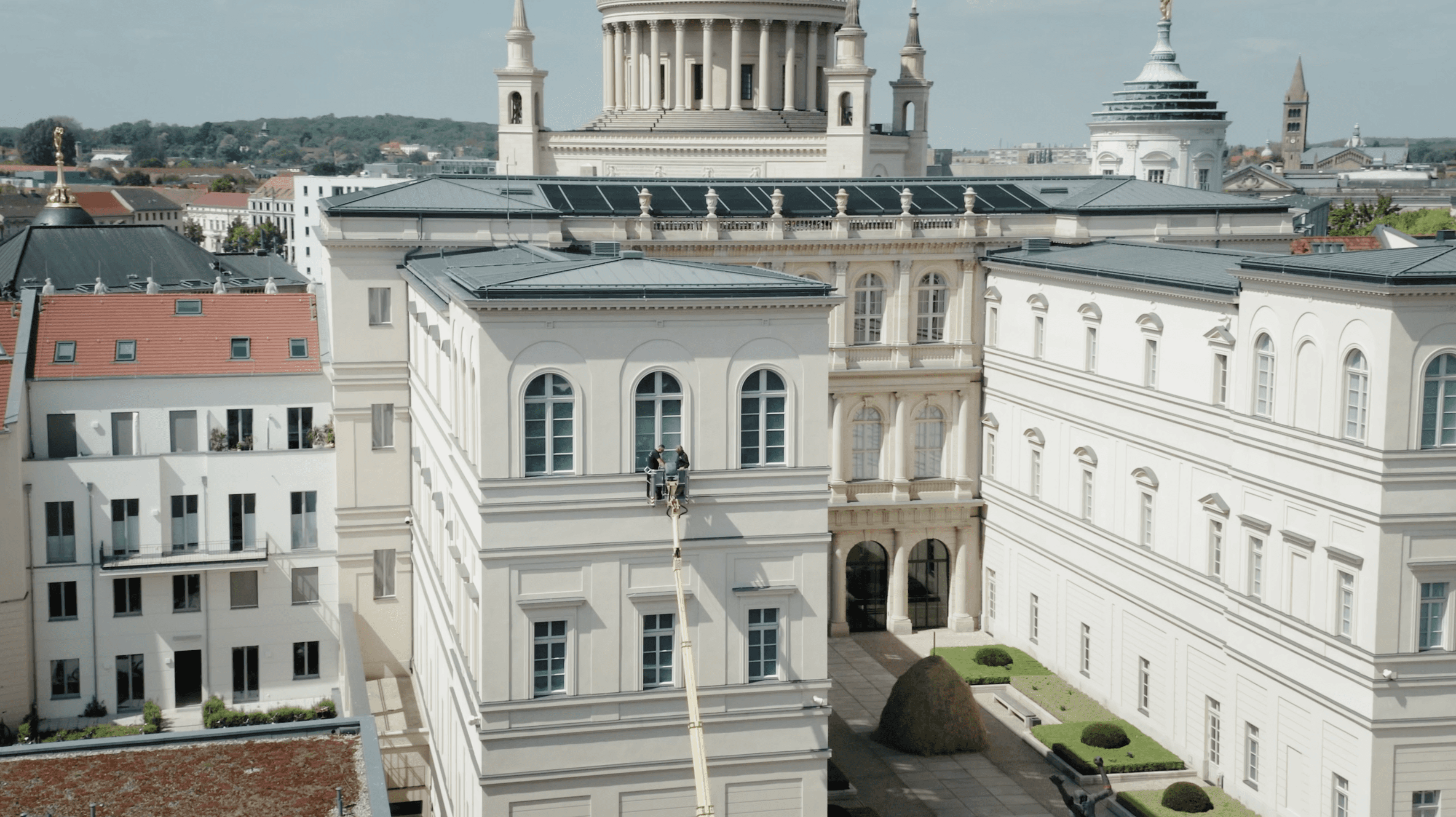 Zwei Monteure arbeiten an einer Fensterscheibe
