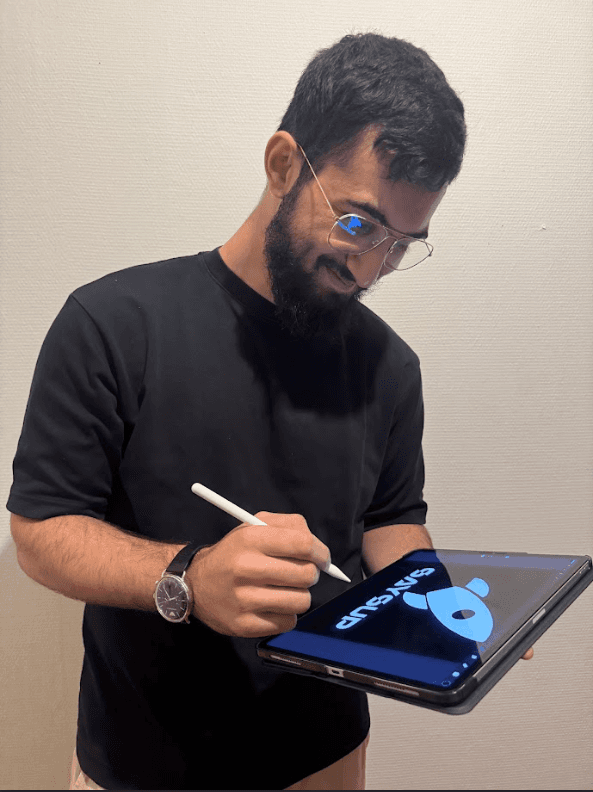 Photo de Adam entrain de créer un logo