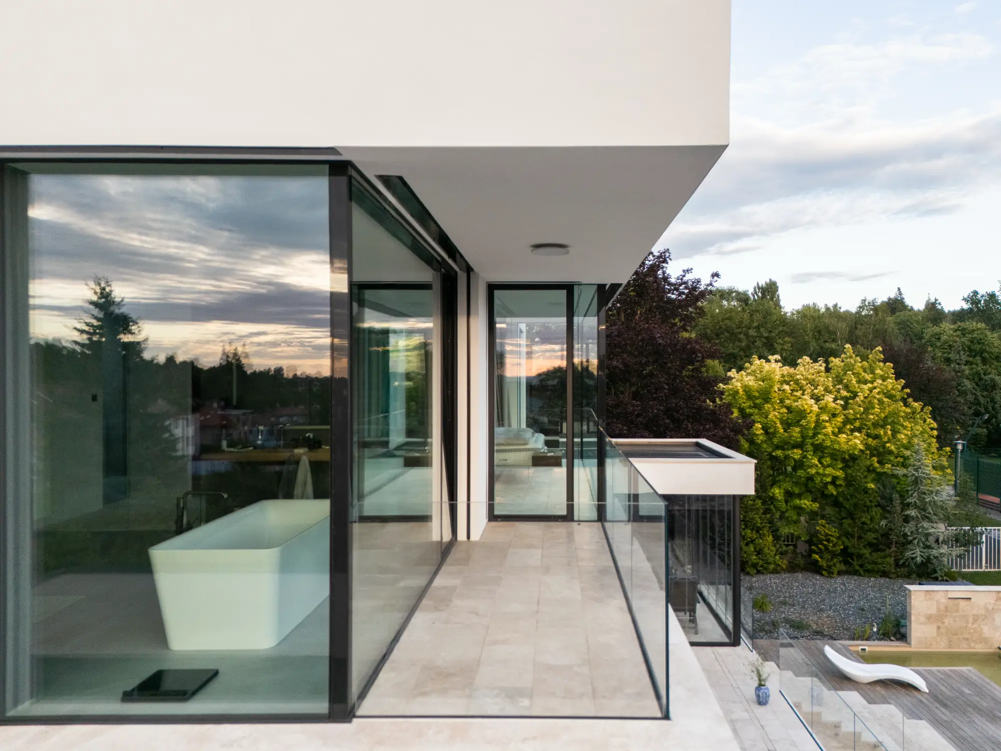 Bezrámové zasklení - méně rámu. Více architektury.