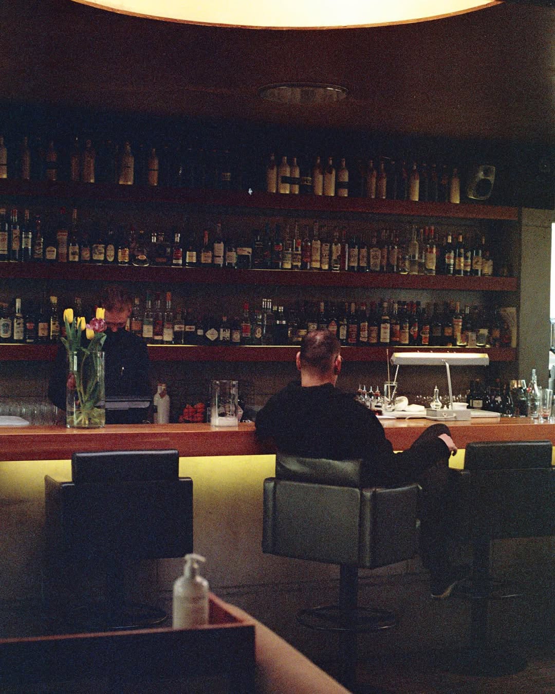 Gast sitzt an der Bar im Schöllmanns in Offenburg