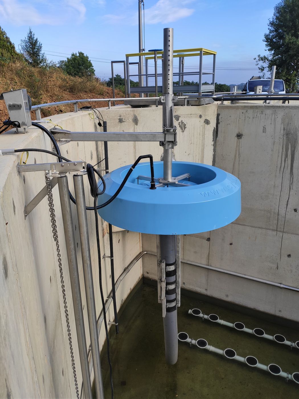 BIODEC floating decanter in a CYCLATOR basin at the Heréd municipal wastewater treatment plant, Hungary