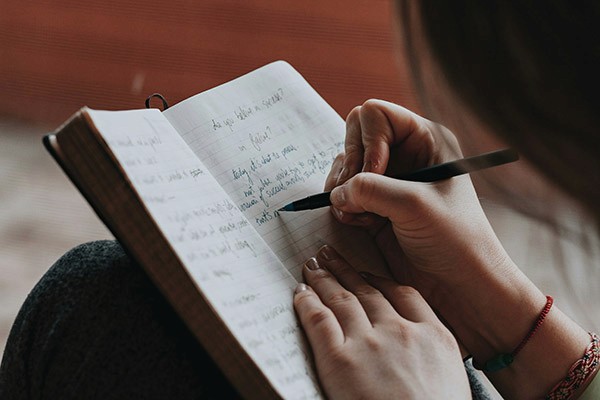 Niña escribiendo