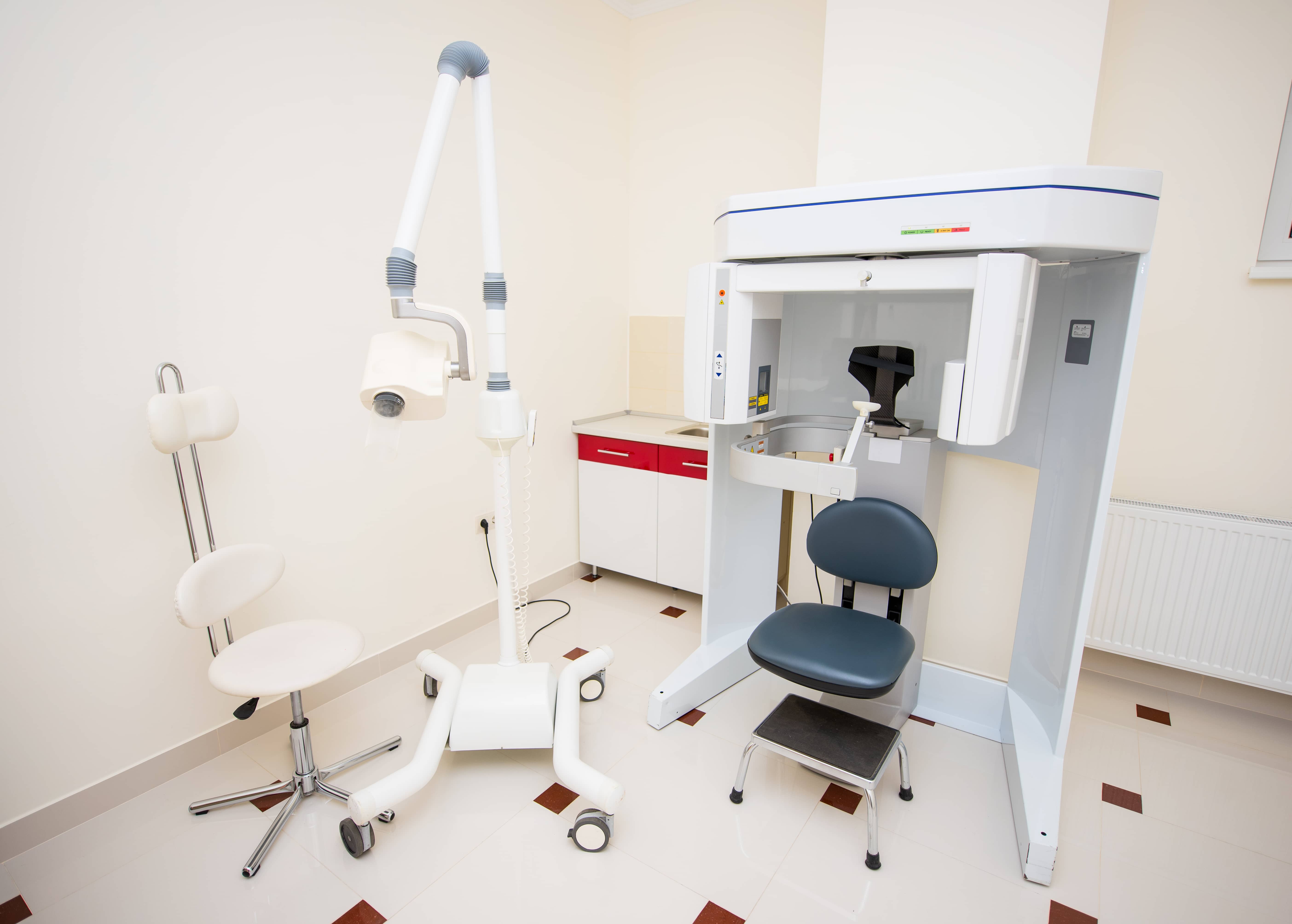 香港診所傢俬物料：抗菌木質訂造櫃實戰選擇Smart clinic furniture materials Hong Kong: antibacterial wood cabinets for durability