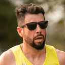 aluno da pro elite assessoria focada e correndo na rua