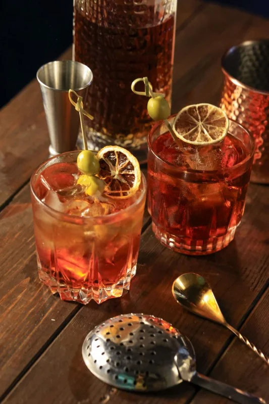 Barman na wesele prowadzący pokaz barmański, zachwycający gości.