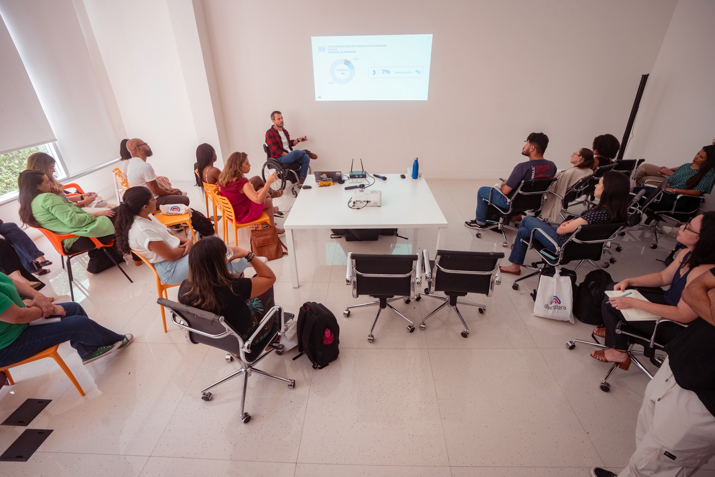 Pessoas assistindo a uma palestra