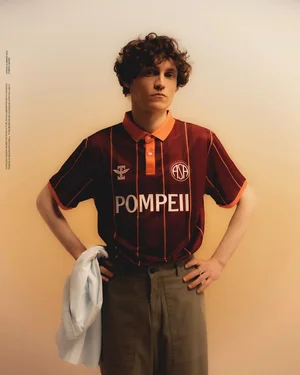 Dans le lookbook de la marque Danoise Another Aspect, le mannequin porte un costume gris et une chemise blanche