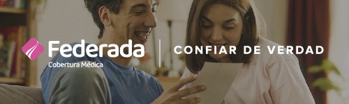 Familia acostada en el piso sonriendo