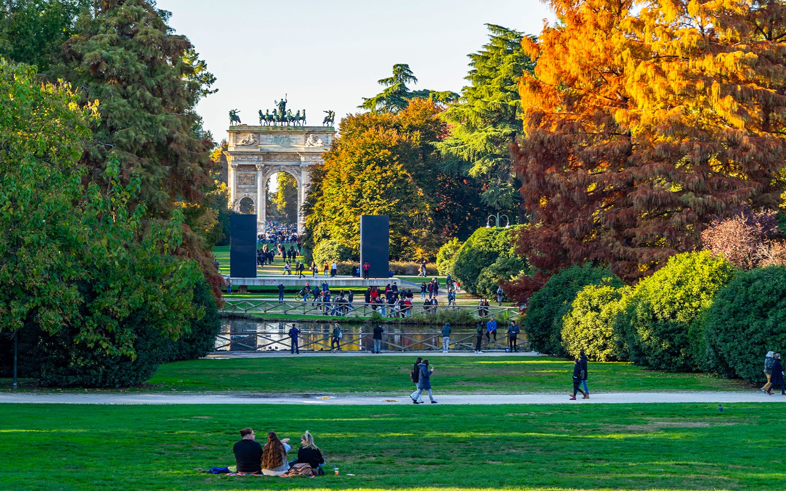 意大利米兰的森皮奥内公园在秋季，背景是和平门。