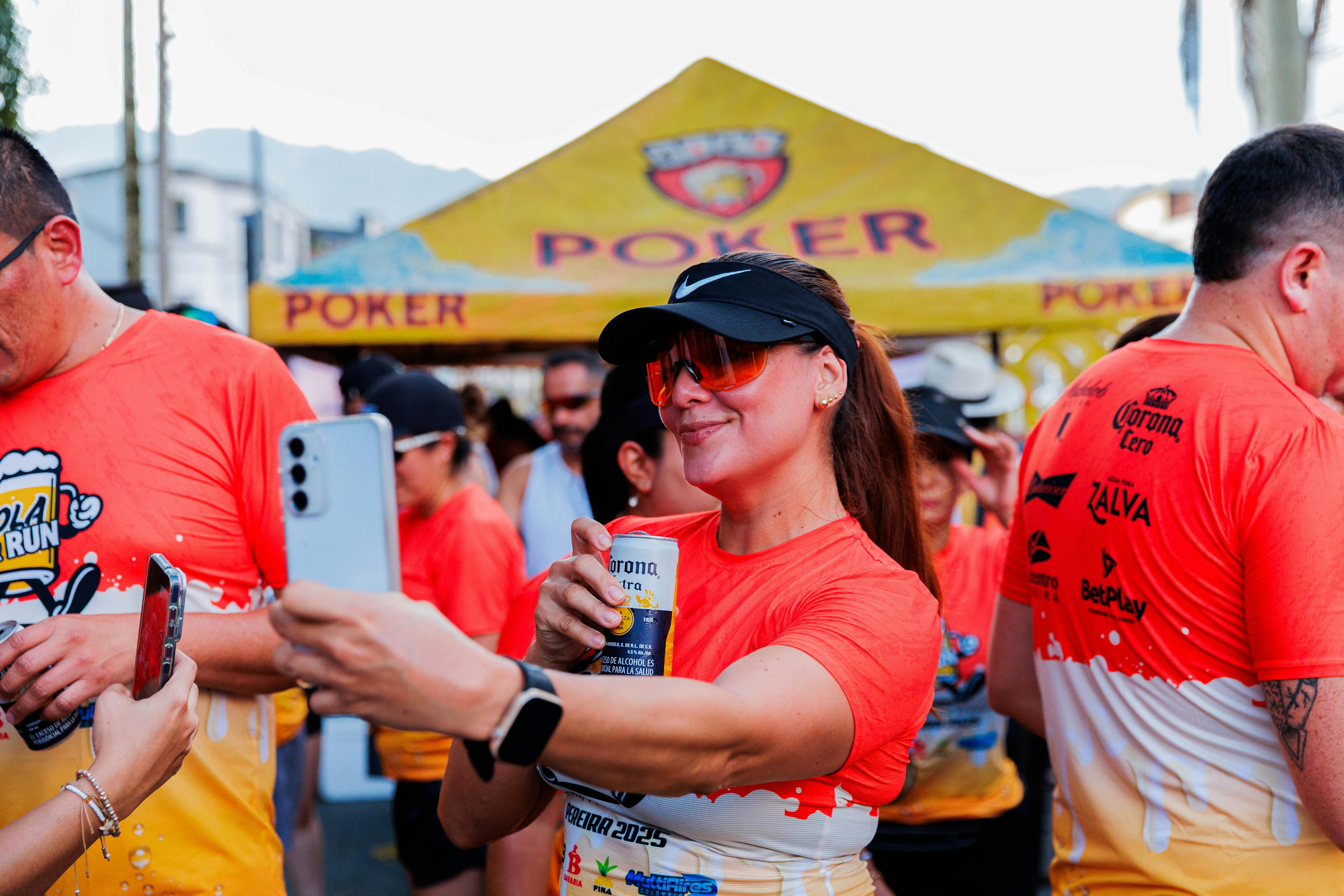 joyful-runners-taking-selfies-and-celebrating-with-drinks-after-a-fun-run-event. - cristian-camilo-estrada (pexels)