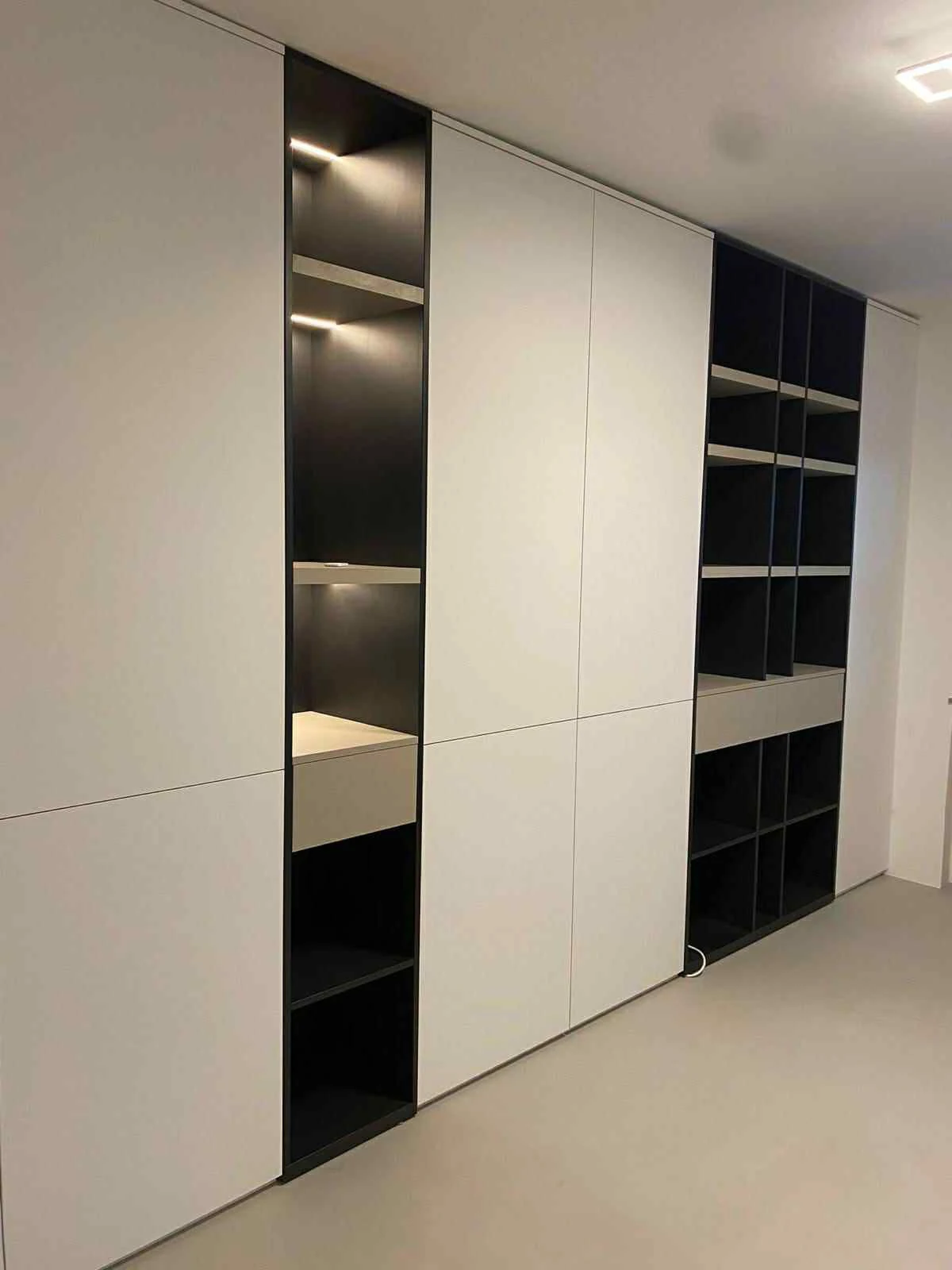 Détail — angle de mur et arête protégée.