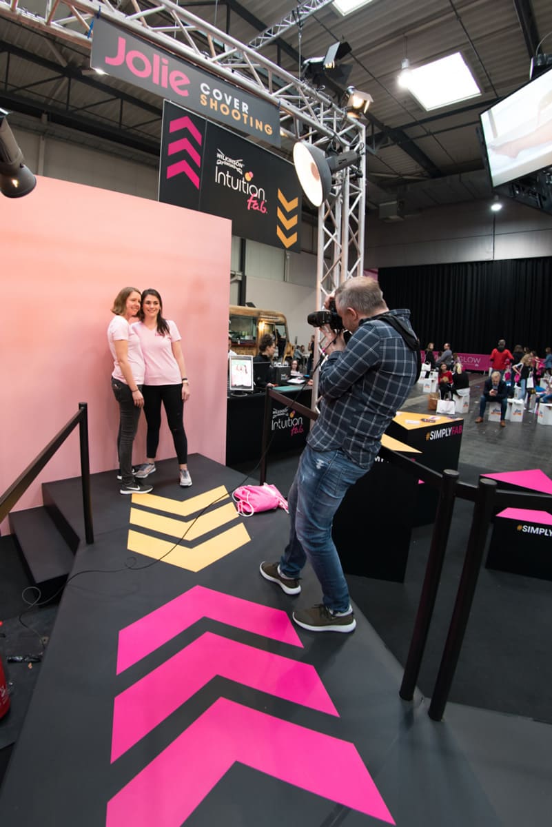 Kreatives Messestand-Marketing: Fotobox CUBE mit Cover-Shooting