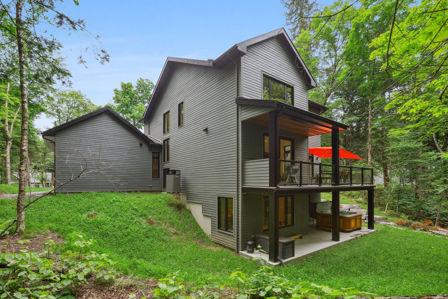 Élévation latérale extèrieure, bardage et fenestration.