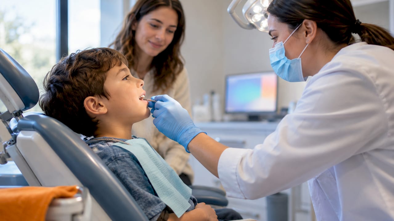 Niño preparándose para una revisión dental sin nervios