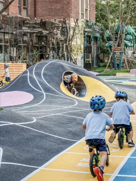 BrandingWorks 專業戶外兒童遊樂場設計工程，結合繽紛安全地墊與多元化遊樂設施。