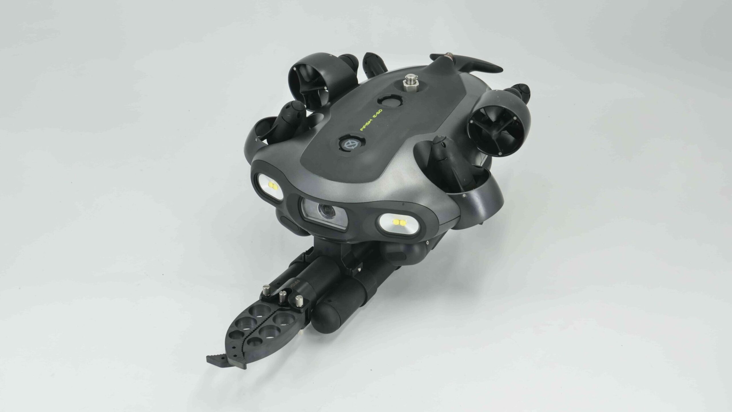 Podwodny dron FIFISH E-GO z widocznym ramieniem chwytającym i napędami, prezentowany na jasnym tle.