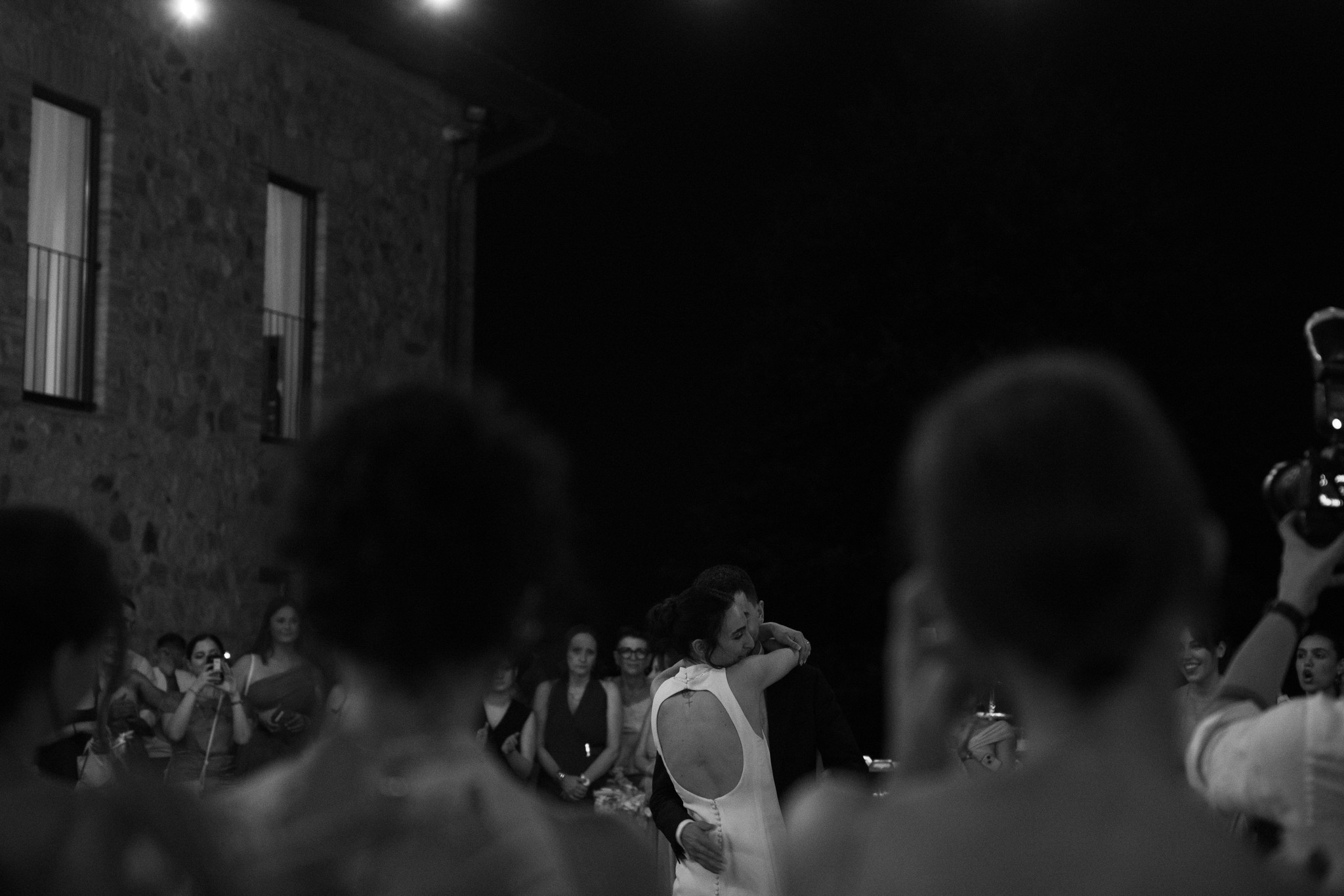Ospiti applaudono gli sposi al ricevimento notturno nel Parco di Montebello, matrimonio tra entusiasmo e festa