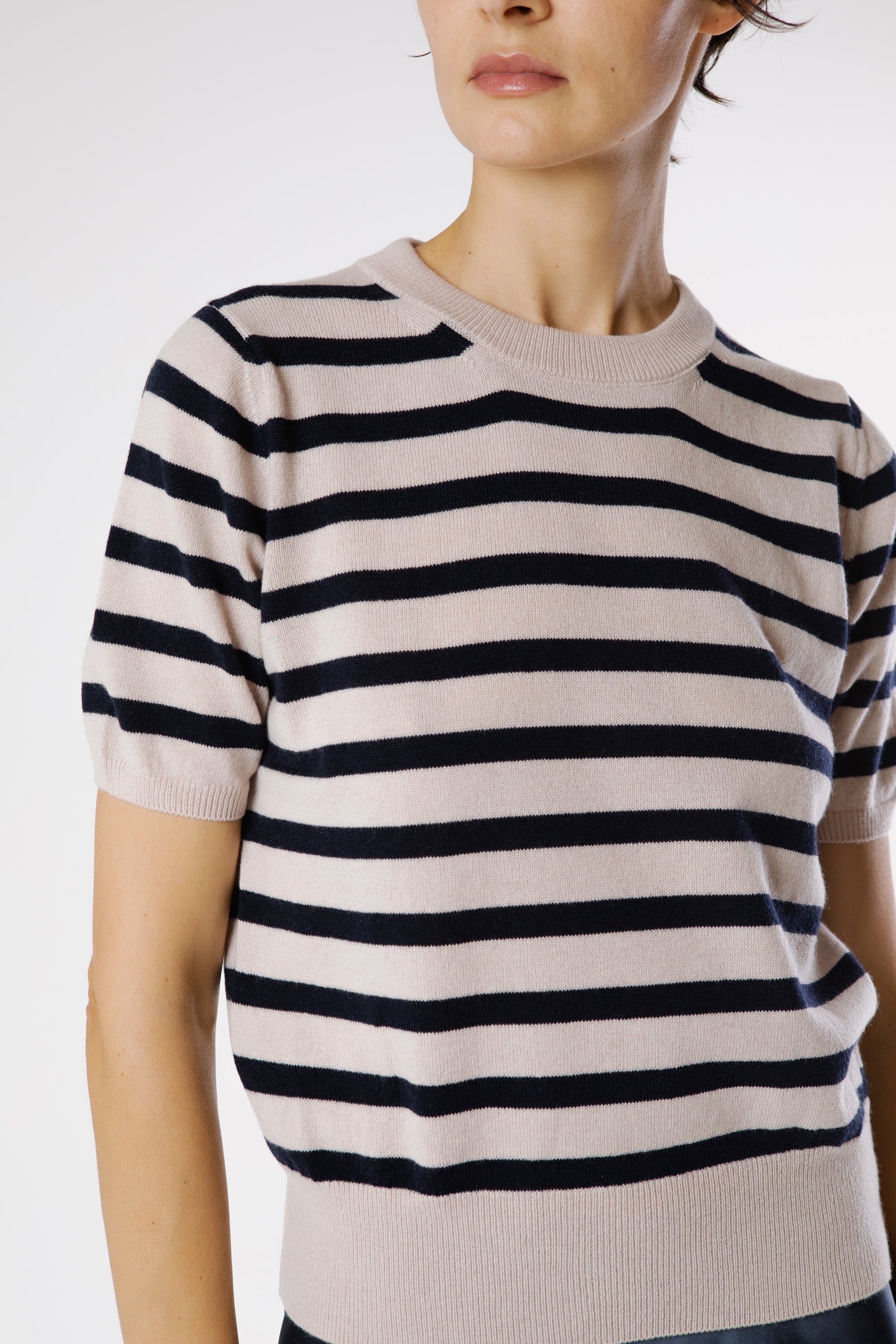Close-up detail of the Ginan Cashmere Pullover Lapponia showing the ultra-soft pure cashmere knit and timeless navy stripe pattern.