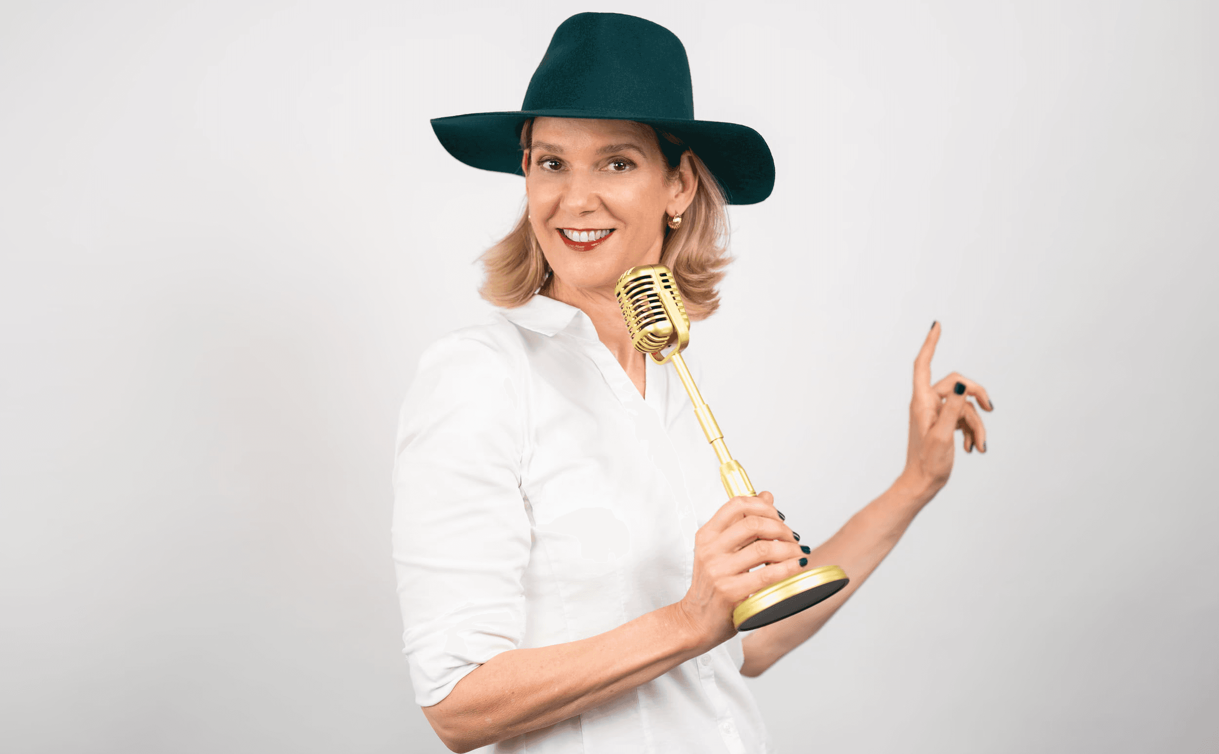 Danielle Zuber from Singers Evolution with a gold microphone for the online course “Learn to Sing in 30 Days”.