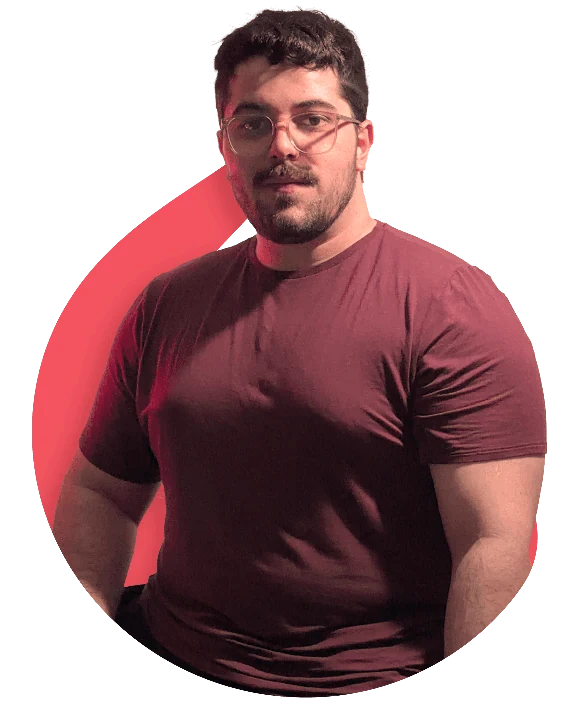 Cleon Morais standing, in a burgundy T-shirt and round glasses.
