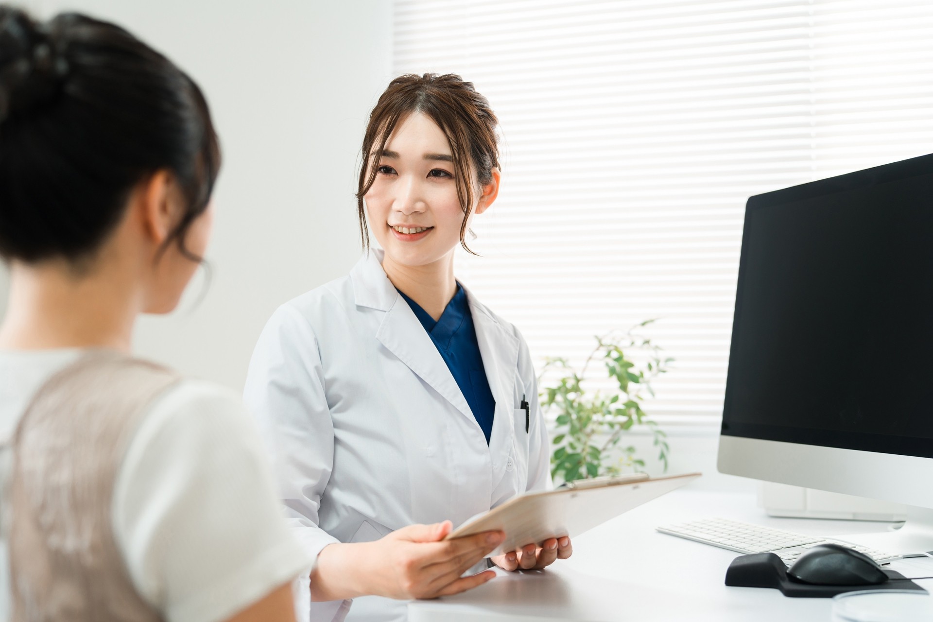 片頭痛の治療を説明する医師｜CGRP抗体薬・ナルティーク・トリプタンの選択肢を解説