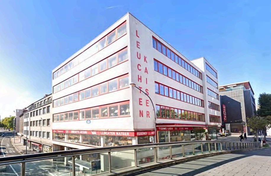 Isometrische Zeichnung eines Bauprojekts mit mehreren Gebäuden und markierten Strukturen in Rot