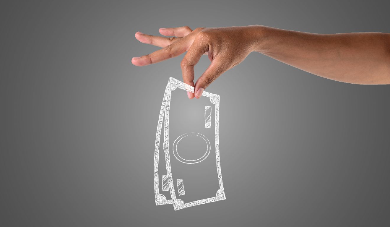 Mão segura desenho de notas de dinheiro em giz