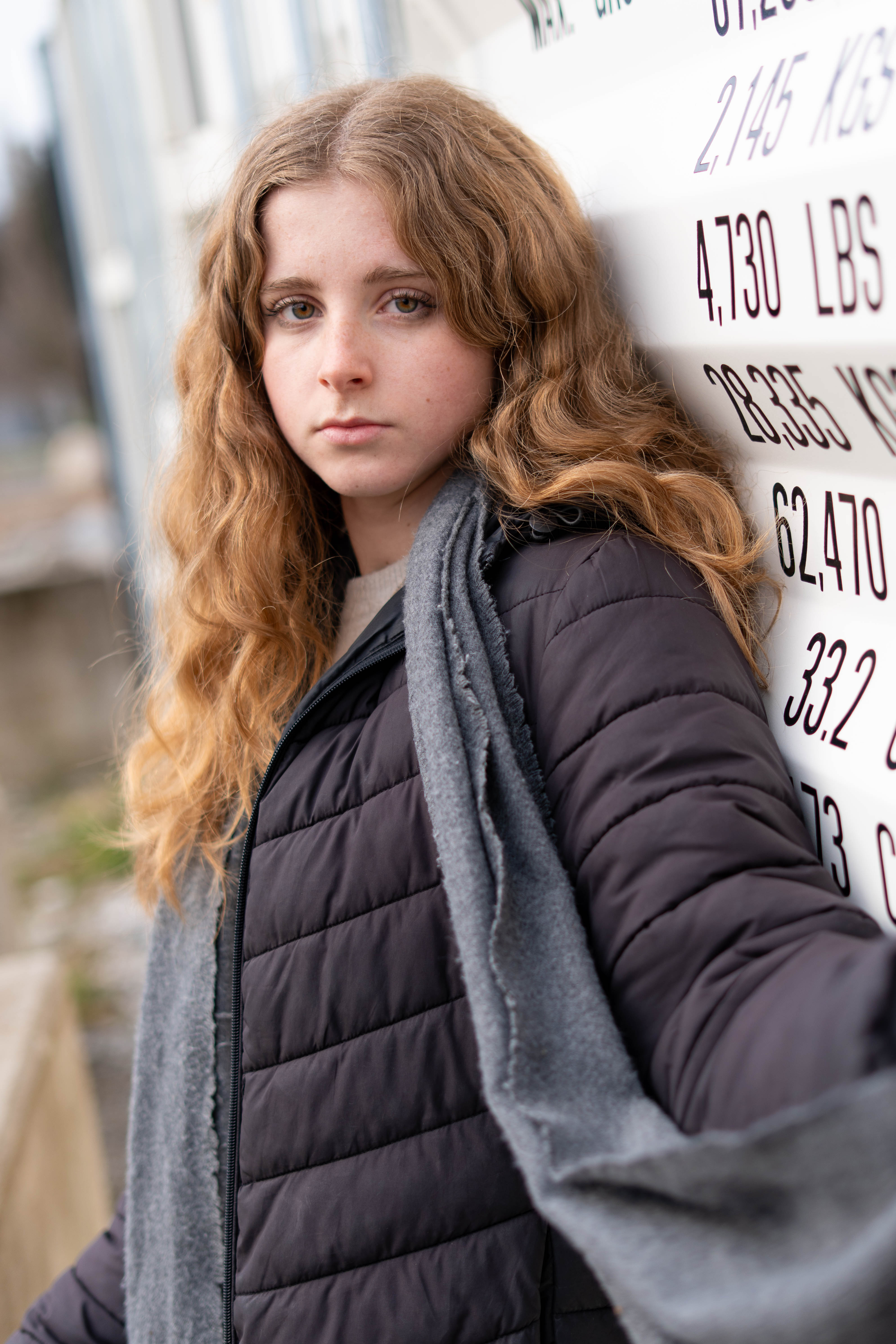 Portrait jeune femme exterieur blouson