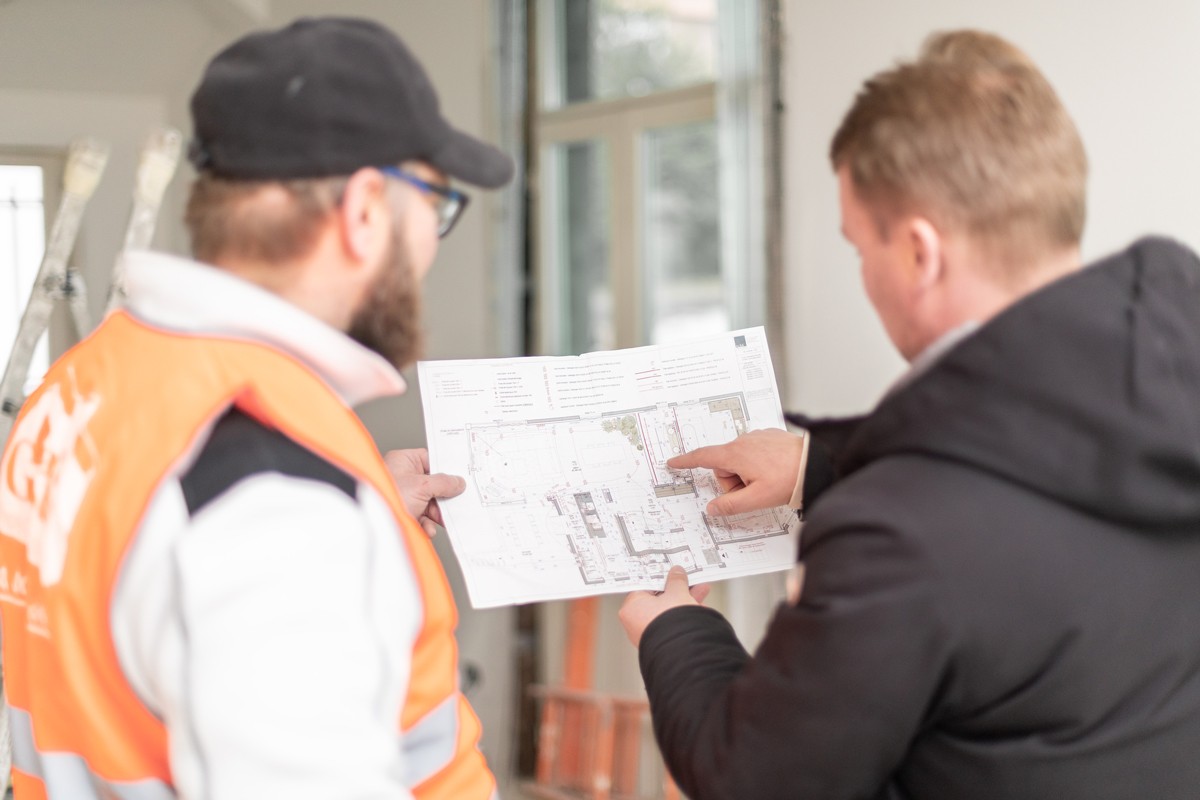 Equipe Batiglobal entrain d'échanger sur un plan d'architecte