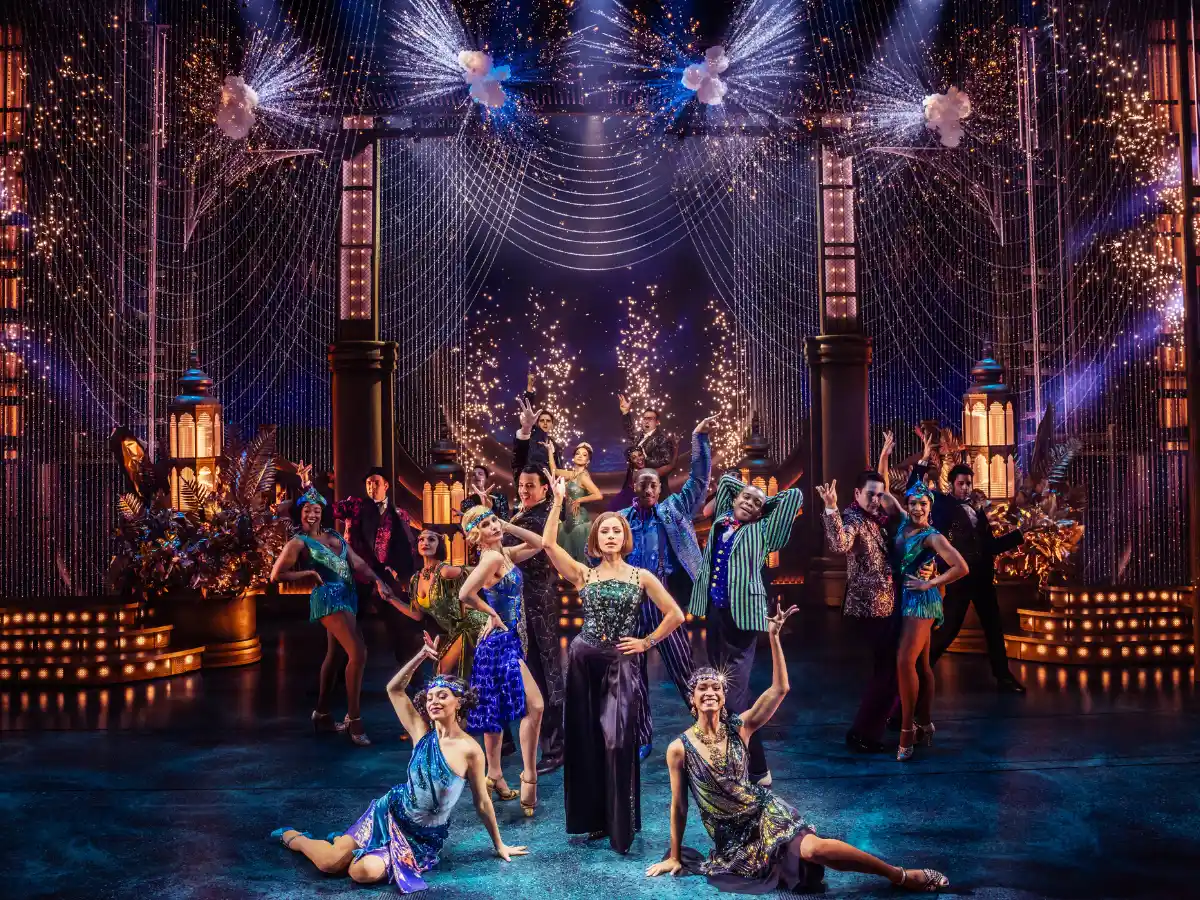 Prachtvolle Partyszene aus dem Musical „The Great Gatsby“ im Broadway Theatre, New York