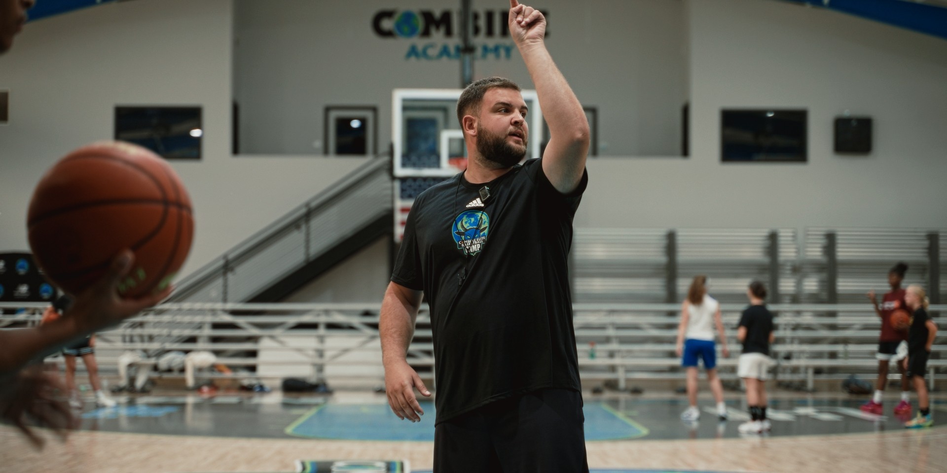 Coach concentré donnant des instructions sur le terrain Combine Academy.