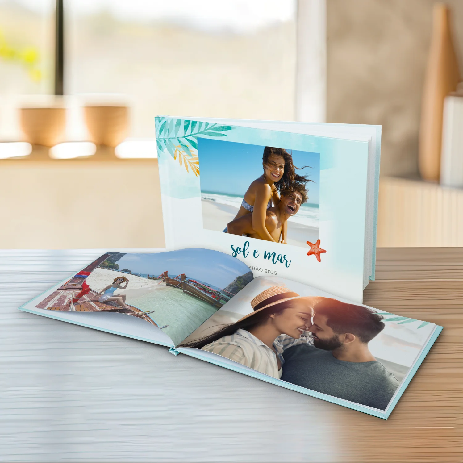 Fotolivro de capa dura no tamanho 30x30cm aberto e fechado em loop.