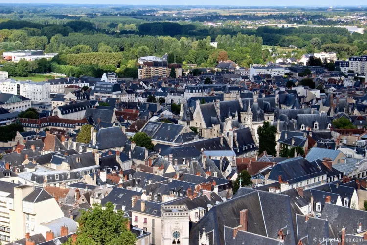 Photo de Bourges où Solarock a une agence locale : installateur panneaux photovoltaïques