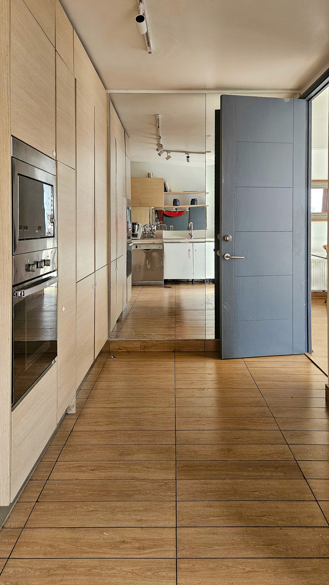 Cocina y acceso al departamento